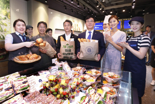 2일 파리바게뜨 서울 명동본점에서 권인태 파리크라상 대표(오른쪽 두번째부터), 안병옥 환경부 차관, 이철수 환경운동연합 대표가 '일회용품 사용 줄이기' 운동을 홍보하고 있다. <파리크라상 제공>